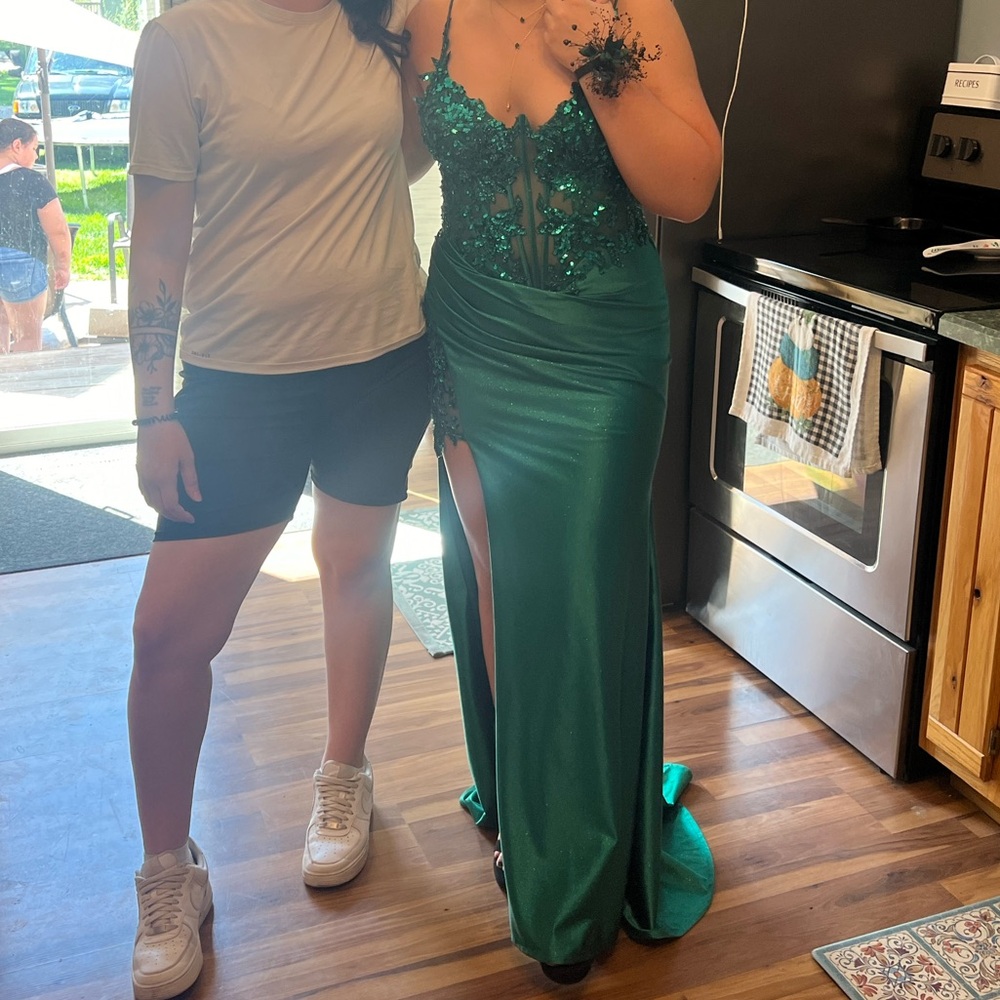 Emerald green prom dress. The sizing is 8/10. Was altered to fit 5’3. 4in heels